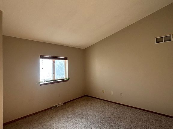 4th image of 220 Country Ct Unit 1