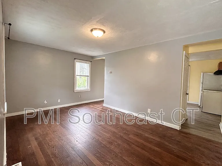 60 Hawthorne Dr — Photo 2