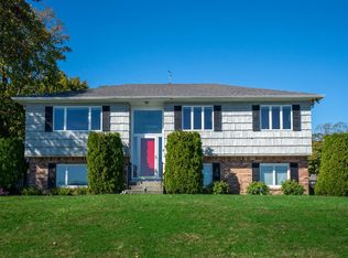 2 Tides Ct, Bayville, NY 11709