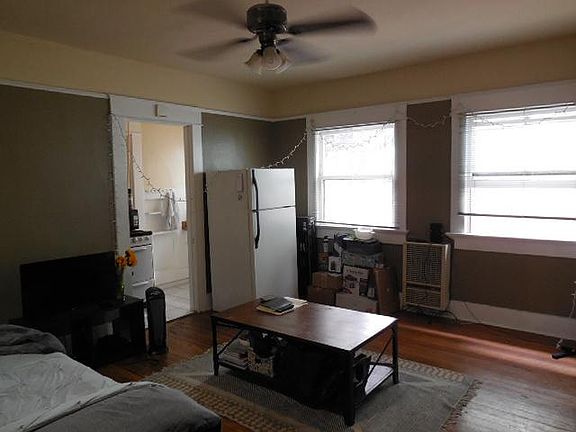 2nd image of 923 20th St APT 5