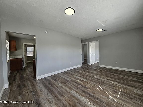 4th image of 814 Tropic St