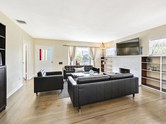 4th image of 2555 Altura Ave