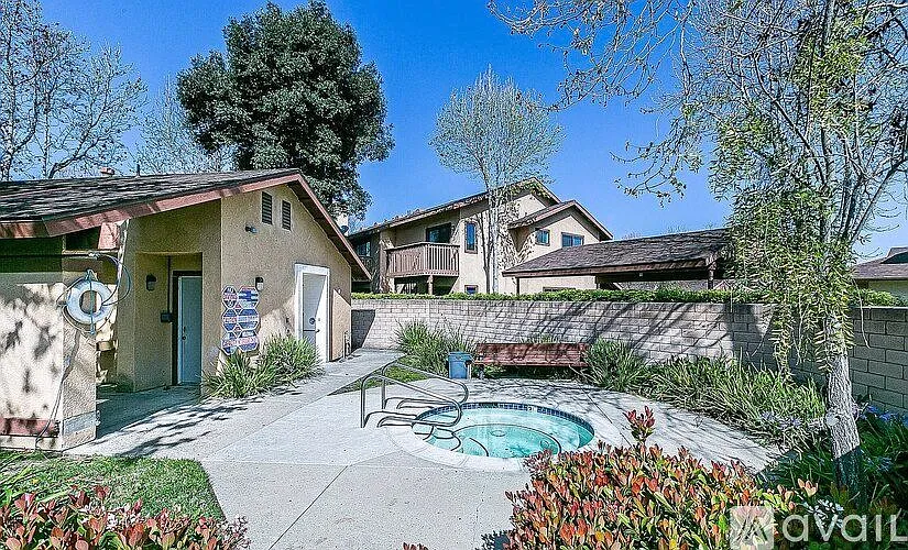 3 bed, 2.0 bath, 1300 sqft, $2,700 — Photo 2