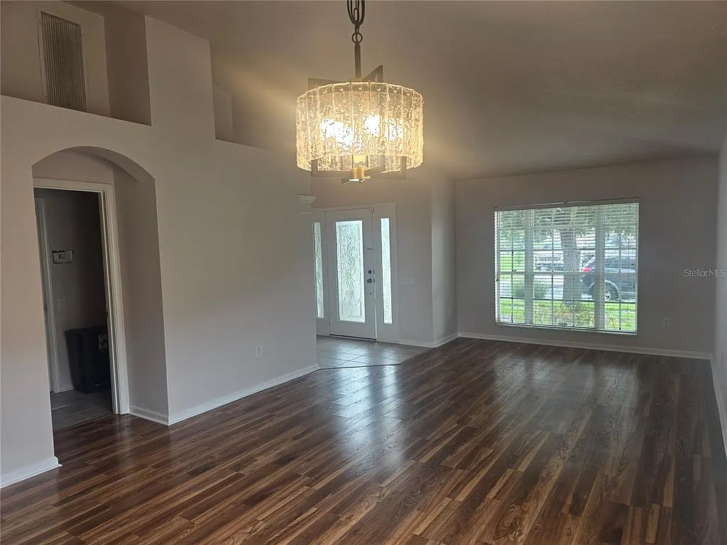 4 bed, 2.0 bath, 1956 sqft, $2,500 — Photo 2