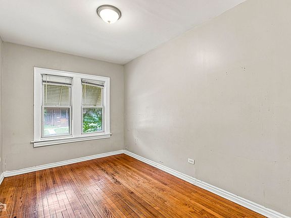 3rd image of 610 E 87th Pl