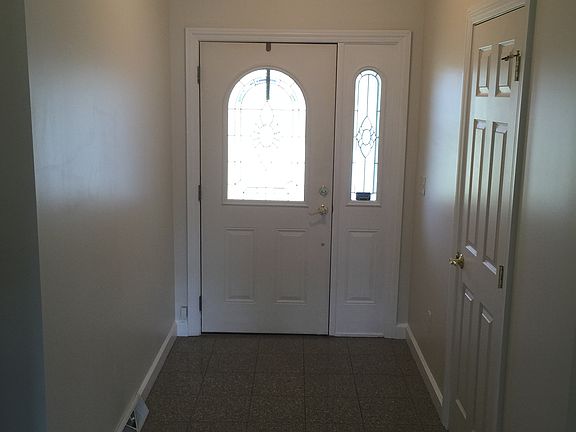 Tiled front foyer w/closet