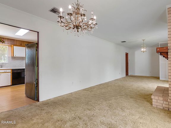 5th image of 185 Holly St