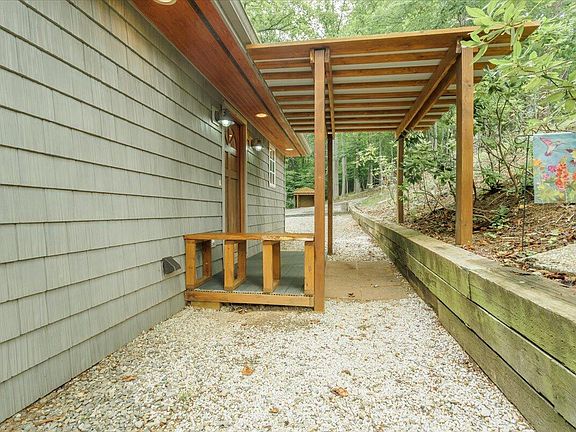 4th image of 1127 Acorn Dr