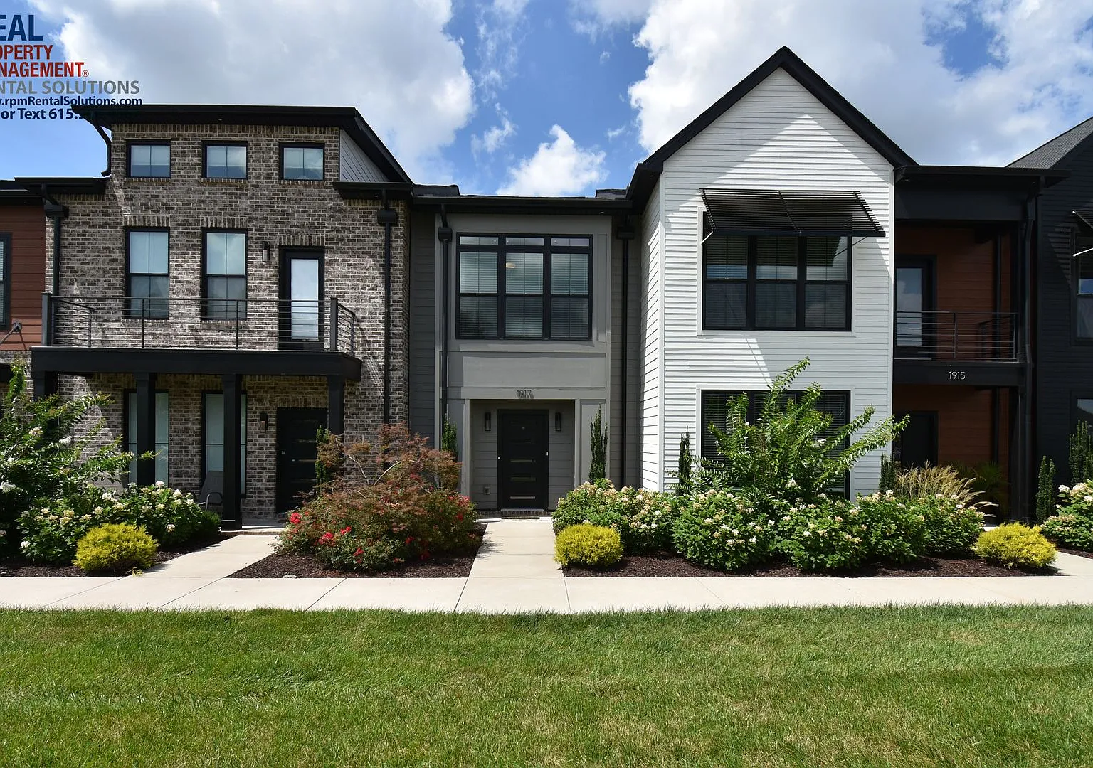 Gorgeous 2 Bedroom Townhome in the heart of Murfreesboro! Community pool and playground! — Photo 1