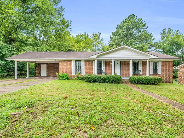 1007 Eisenhower Dr — Photo 2