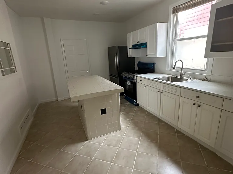 325 Hawthorne Ave #1 — Photo 3