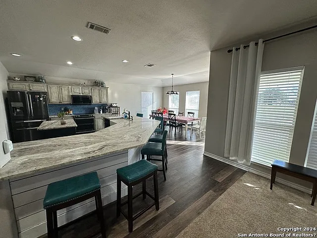 4 bed, 2738 sqft, $4,800 — Photo 4