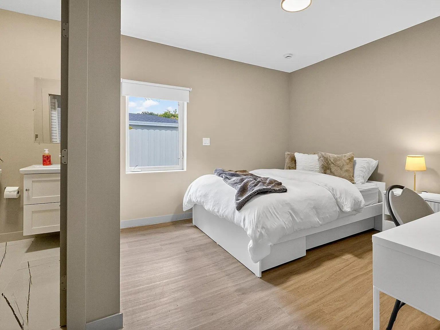 4 bed, 4.0 bath, 2090 sqft, $1,910 — Photo 2