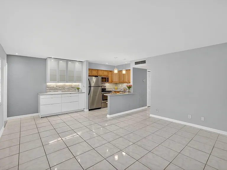 4051 NE 13th Ave #77 — Photo 3