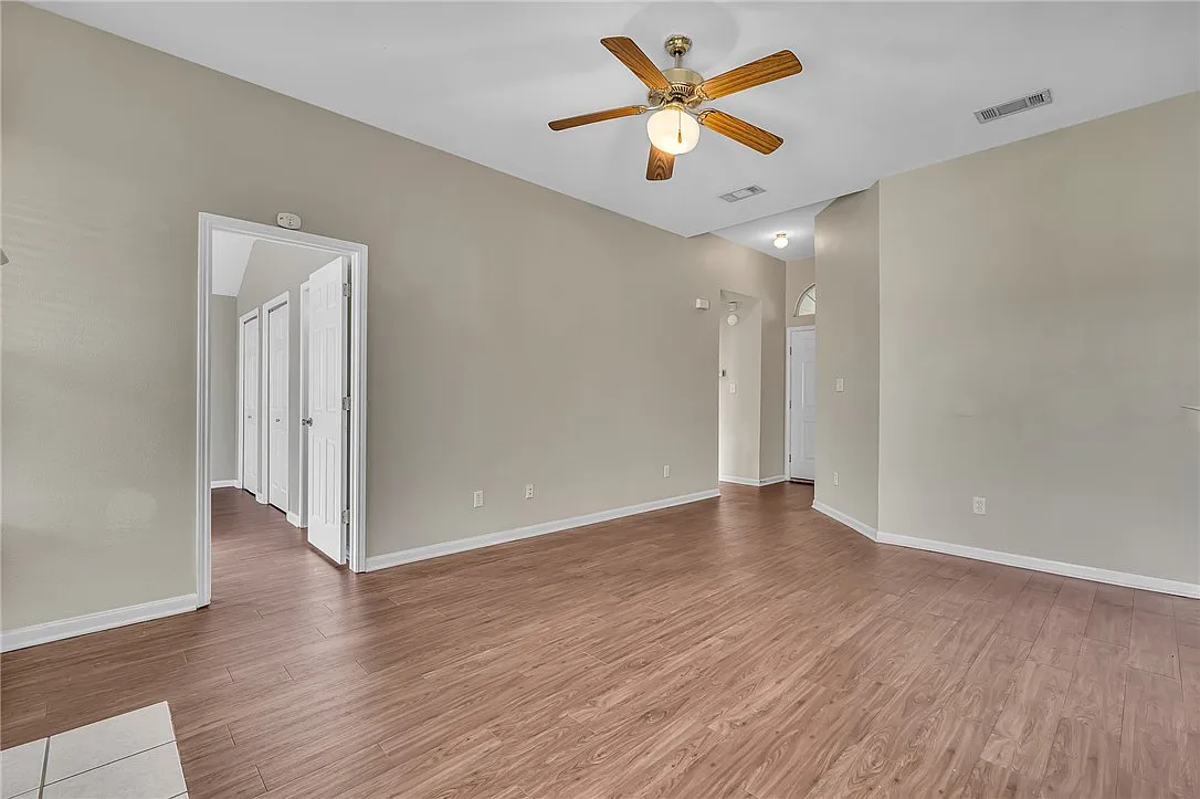 3 bed, 1025 sqft, $1,950 — Photo 2