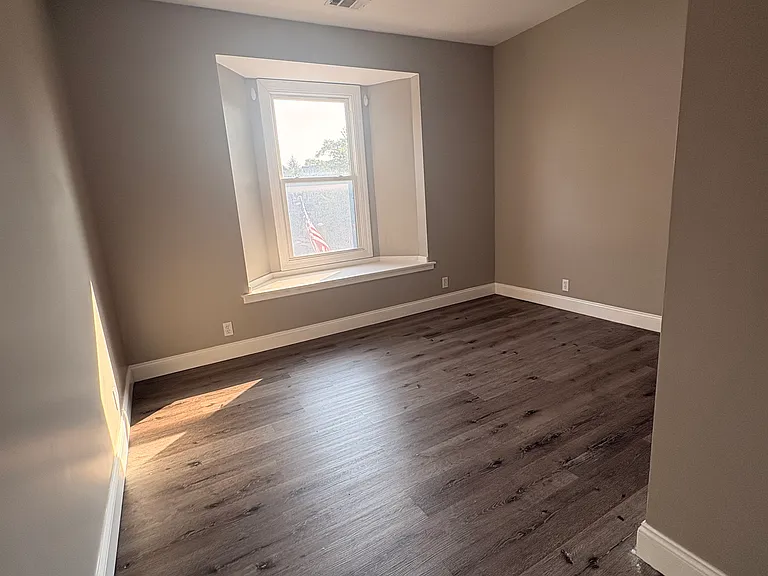 2115 Seneca St — Photo 9