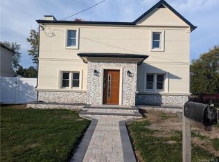 22 Murray Rd, Hicksville, NY 11801