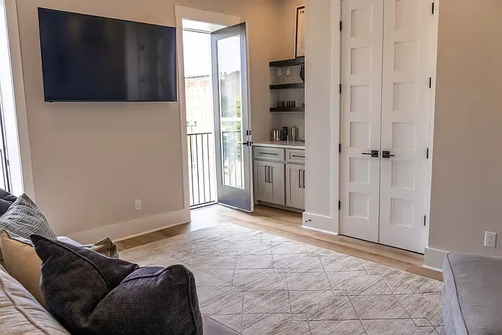 1326 Newcastle St #100 — Photo 9