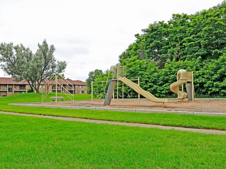 Green Hill Apartments — Photo 13