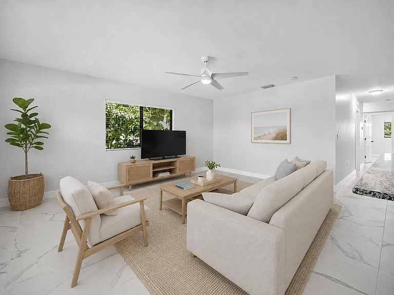 240 SW 7th St #11 — Photo 7