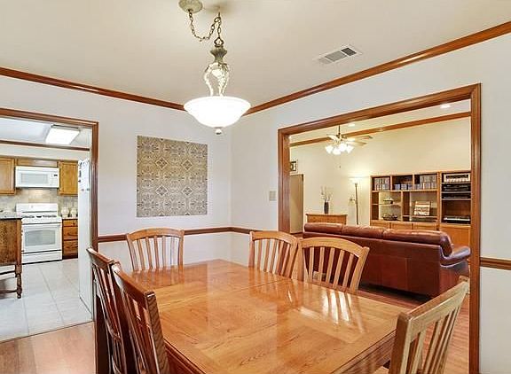 5th image of 369 Longwood Dr