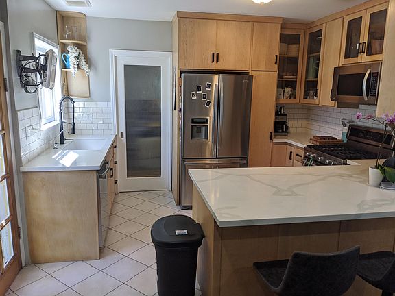 5th image of 472 W Hill St