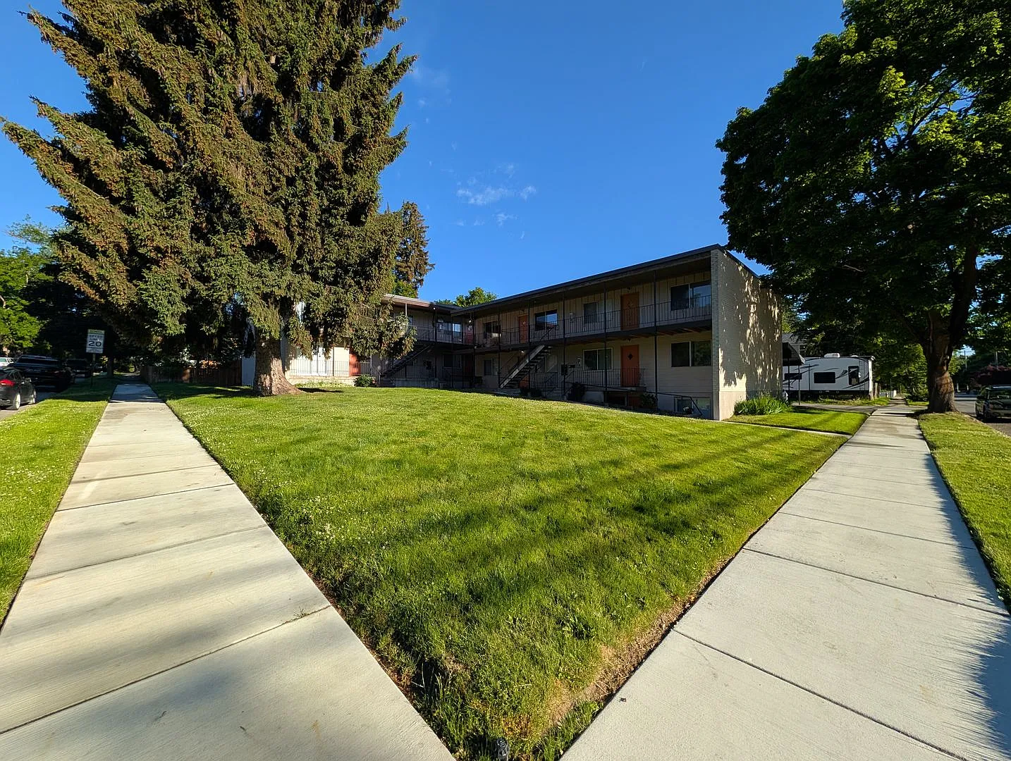 1023 & 1025 — Photo 3
