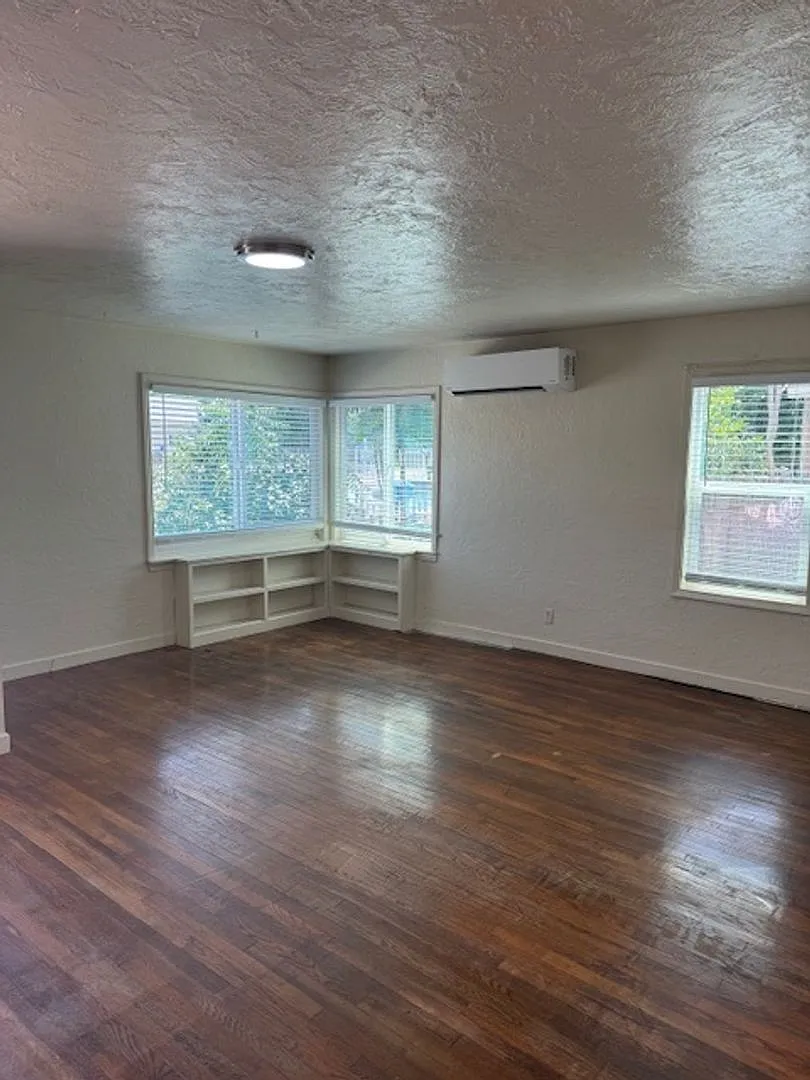 Downtown Duplex with One Car Garage and Fenced Backyard — Photo 4