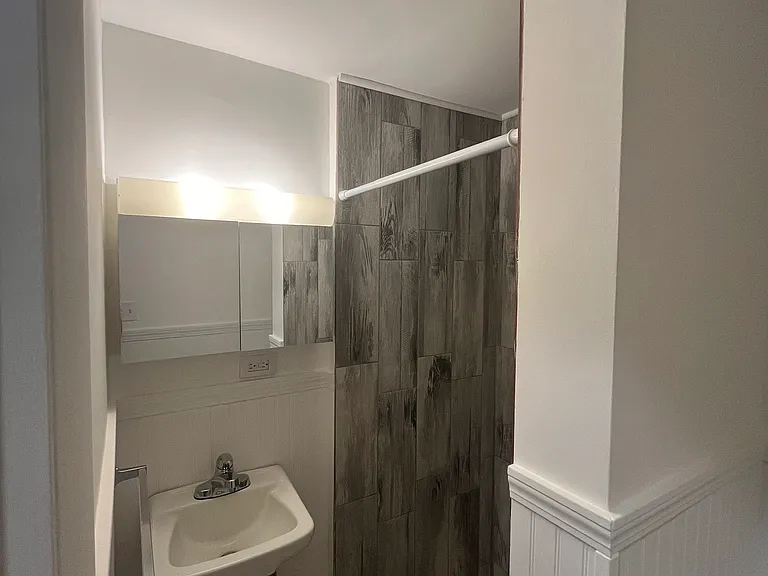 7 Home St #1R — Photo 4