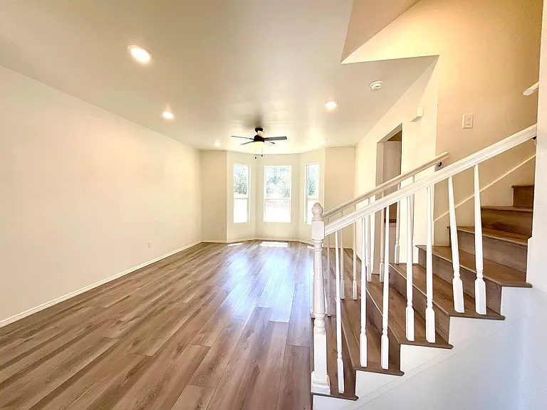 1202 N Mystic Dr — Photo 2