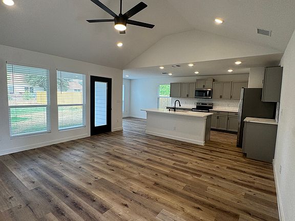 5th image of 913 Olive St