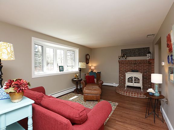 3rd image of 35 Earl Dr