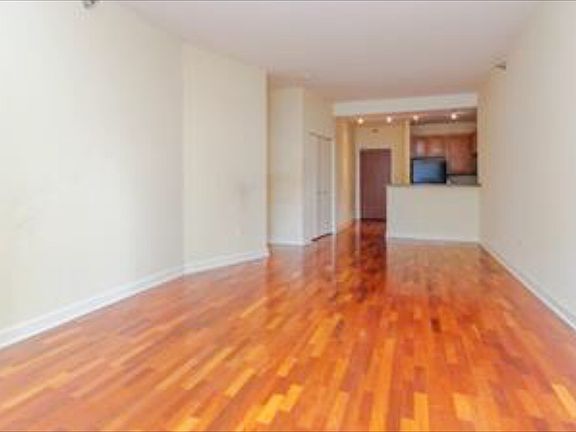 4th image of 1322 S Prairie Ave Unit 409