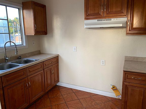 4th image of 625 E 49th St