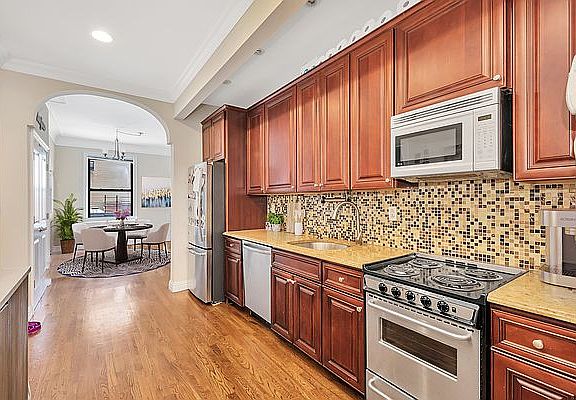 4th image of 2350 Broadway #804A