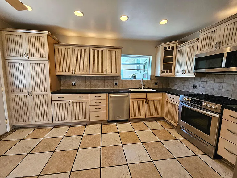 906 N Parish Pl — Photo 5