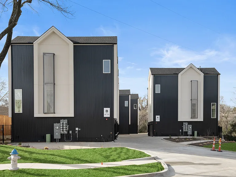 4811 Denton Dr #101 — Photo 25