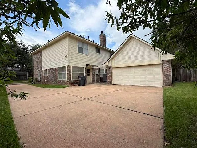 4 bed, 2.5 bath, 2709 sqft, $2,300 — Photo 3