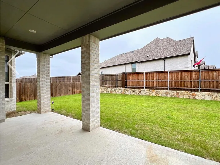 2410 Doncaster Dr — Photo 10