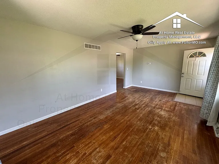 1304 Bradley Ln — Photo 4
