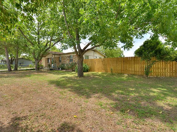 2nd image of 1106 E Pecan St