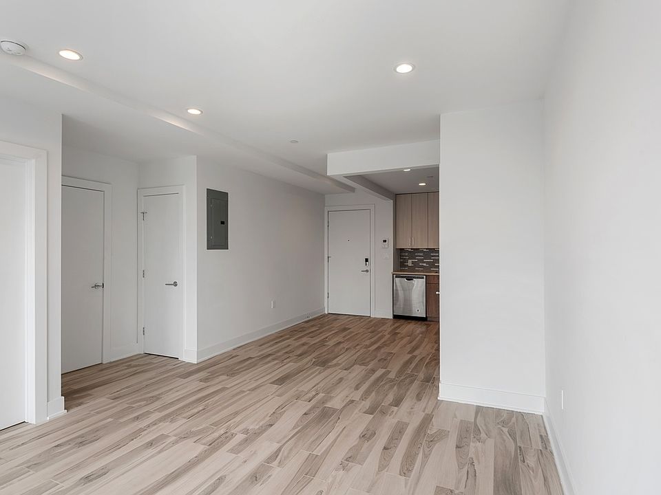 1st image of 27-15 Astoria Blvd #6E