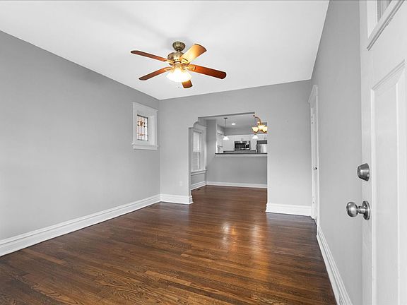 4th image of 4230-32 Lawn Ave #324