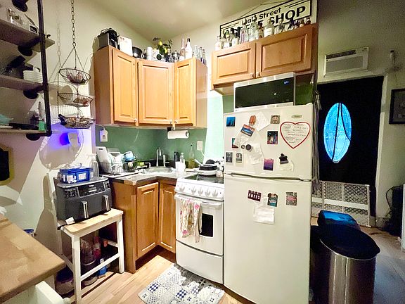 4th image of 221 E 58th St APT 2E