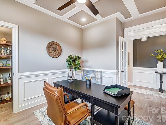 5th image of 124 S Dunlavin Way