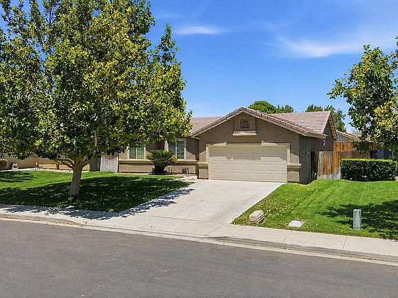 3rd image of 3537 Mount Lassen Ave