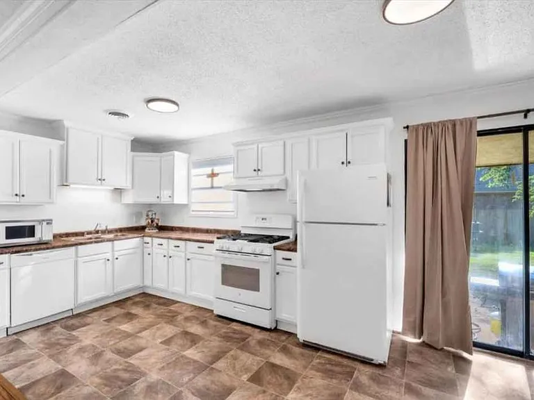 802 Benton St — Photo 6