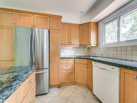 5th image of 2380 Wyandotte Dr
