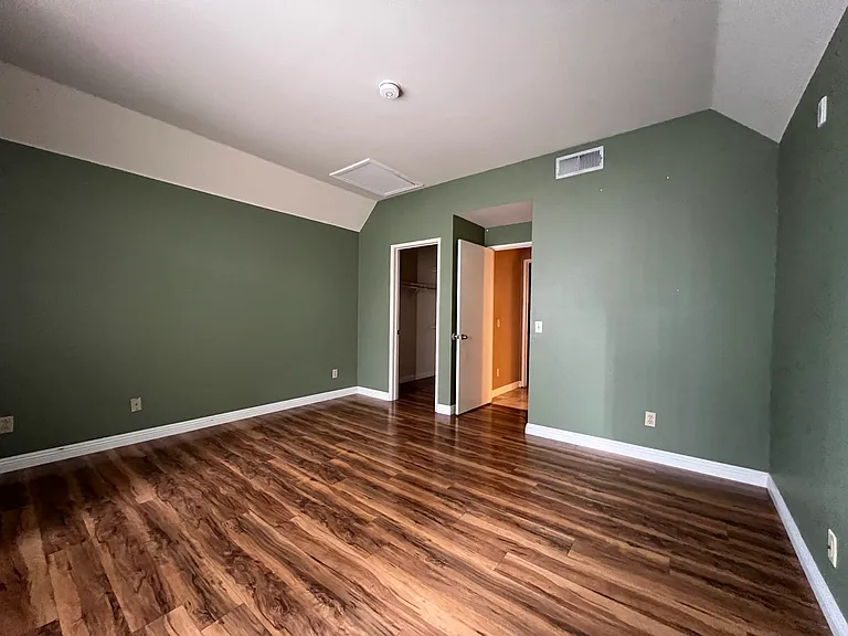 Hardwood floor, walk-in closet, central air conditioning
