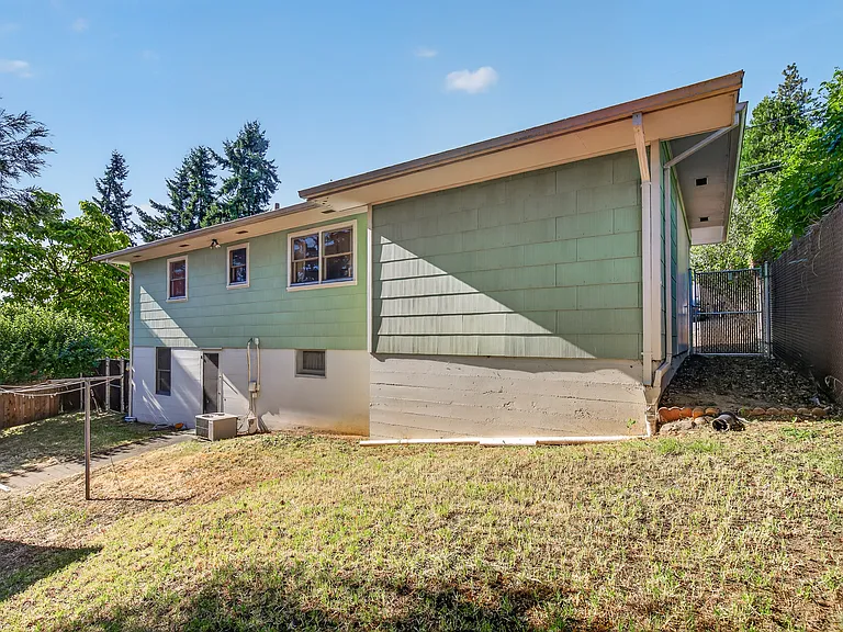 655 Altamont St — Photo 20